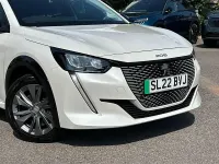 Used Peugeot e-208 Allure Premium 98 kW (134 HP) 2022 White Hatchback