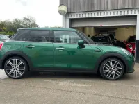 Begagnad Mini Cooper Exclusive 134 HK (98 kW) 2022 Grön Halvkombi