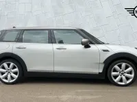 Usado Mini Cooper Clubman Exclusive 134 CV (98 kW) 2022 Plateado Familiar