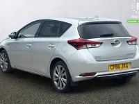 Usado Toyota Auris Hybrid 136 HP (100 kW) 2016 Prateado Citadino