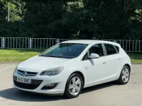 Used Vauxhall Astra SRi 165 HP (121 kW) 2012 White Hatchback