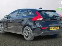Begagnad Volvo V40 Momentum 122 HK (89 kW) 2019 Svart Halvkombi