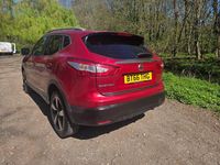 Used Nissan Qashqai N-Connecta 115 HP (84 kW) 2016 Red SUV