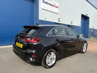Usado Kia Ceed 136 CV (100 kW) 2021 Negro Utilitario