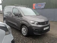 Begagnad Peugeot Partner Premium 100 HK (73 kW) 2021 Grå Minibuss