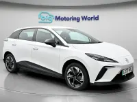 Begagnad MG MG4 EV SE 319 kW (435 HK) 2023 Vit Halvkombi