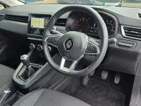 Used Renault Clio Iconic 90 HP (66 kW) 2022 White  Hatchback