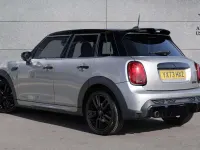 Usado Mini Cooper Hatch 134 HP (98 kW) 2023 Prateado Citadino