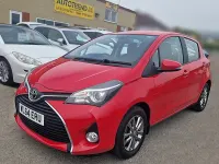 Used Toyota Yaris 99 HP (72 kW) 2015 Red Hatchback