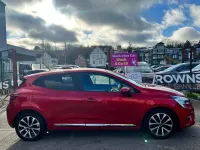 Used Renault Clio Iconic 101 HP (74 kW) 2019 Red Hatchback