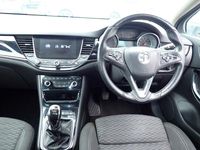 Used Vauxhall Astra SRi 200 HP (147 kW) 2017 White Estate