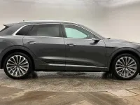 Usado Audi Q8 e-tron S-Line 250 kW (340 HP) 2024 Cinzento SUV