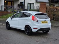 Usado Ford Fiesta Zetec 82 HP (60 kW) 2015 Branco Citadino