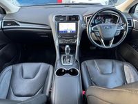 Usado Ford Mondeo Titanium 187 HP (137 kW) 2022 Prateado Sedan