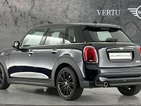 Usado Mini Cooper Exclusive 136 CV (100 kW) 2024 Negro Utilitario