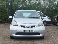 Begagnad Toyota Aygo 54 HK (39 kW) 2007 Silver Halvkombi