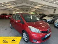 Used Toyota Yaris 101 HP (74 kW) 2013 Red Hatchback