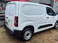 Second-hand Vauxhall Combo Edition 100 CP (73 kW) 2019 Alb Monovolum