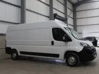 Usado Vauxhall Movano 140 HP (102 kW) 2023 Branco