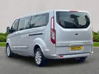 Usado Ford Tourneo Titanium 130 CV (95 kW) 2022 Plateado Monovolumen