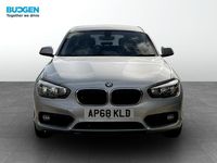 Begagnad BMW 118 Impressive 2018 Silver Halvkombi