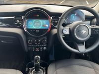Usado Mini Cooper Classic 134 HP (98 kW) 2023 Prateado Citadino