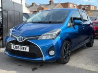 Used Toyota Yaris Design 100 HP (73 kW) 2016 Blue Hatchback