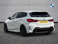 Begagnad BMW M135 Shadowline 302 HK (222 kW) 2024 Vit Halvkombi
