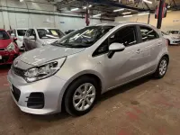 Usado Kia Rio Air 84 CV (61 kW) 2016 Plateado Utilitario