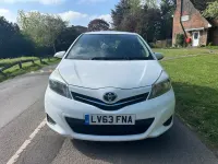 Begagnad Toyota Yaris 101 HK (74 kW) 2013 Vit Halvkombi