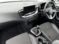 Used Kia Ceed 2022 White Hatchback