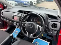 Begagnad Toyota Yaris SR 101 HK (74 kW) 2012 Röd Halvkombi