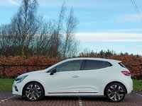 Used Renault Clio V Techno 145 HP (106 kW) 2022 White Hatchback