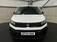 Second-hand Vauxhall Combo 100 CP (73 kW) 2024 Alb Monovolum