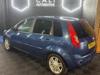 Begagnad Ford Fiesta Ghia 2007 Blå Halvkombi