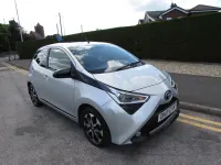 Usado Toyota Aygo Trend 72 CV (52 kW) 2019 Plateado Utilitario