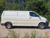 Used Toyota HiAce 95 HP (69 kW) 2007 White Van