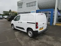 Begagnad Peugeot Partner Premium 131 HK (96 kW) 2022 Vit Minibuss