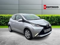 Begagnad Toyota Aygo X-play 2015 Silver Halvkombi