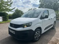Begagnad Peugeot Partner Premium 131 HK (96 kW) 2023 Vit Minibuss