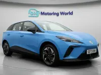 Begagnad MG MG4 EV SE 319 kW (435 HK) 2023 Blå Halvkombi