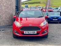 Usado Ford Fiesta Zetec 82 CV (60 kW) 2014 Rojo Utilitario