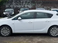 Used Vauxhall Astra Excite 100 HP (73 kW) 2015 White Hatchback
