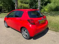 Used Toyota Yaris 100 HP (73 kW) 2016 Red Hatchback