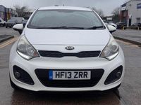 Begagnad Kia Rio 107 HK (78 kW) 2013 Vit Halvkombi