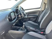 Used Toyota Aygo X PURE 72 HP (52 kW) 2023 White SUV