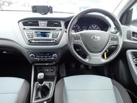Used Hyundai i20 Premium 84 HP (61 kW) 2015 White Hatchback