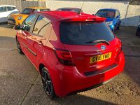 Used Toyota Yaris Hybrid Design 101 HP (74 kW) 2016 Red Hatchback