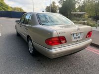 Begagnad Mercedes E200 Avantgarde 2002 Guld Sedan