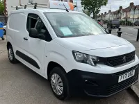 Begagnad Peugeot Partner Premium 131 HK (96 kW) 2021 Vit Minibuss